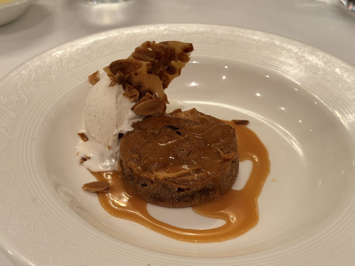 d___Disney's tweet photo. デザート🍰

『Eplekake, Apple Cake』
『Kvæfjordkake』

Eplekakeはノルウェー語でリンゴのケーキ🍎これがめっちゃ美味しかった🤤

#DM_DISNEY_LOG https://t.co/g625wi5PCp