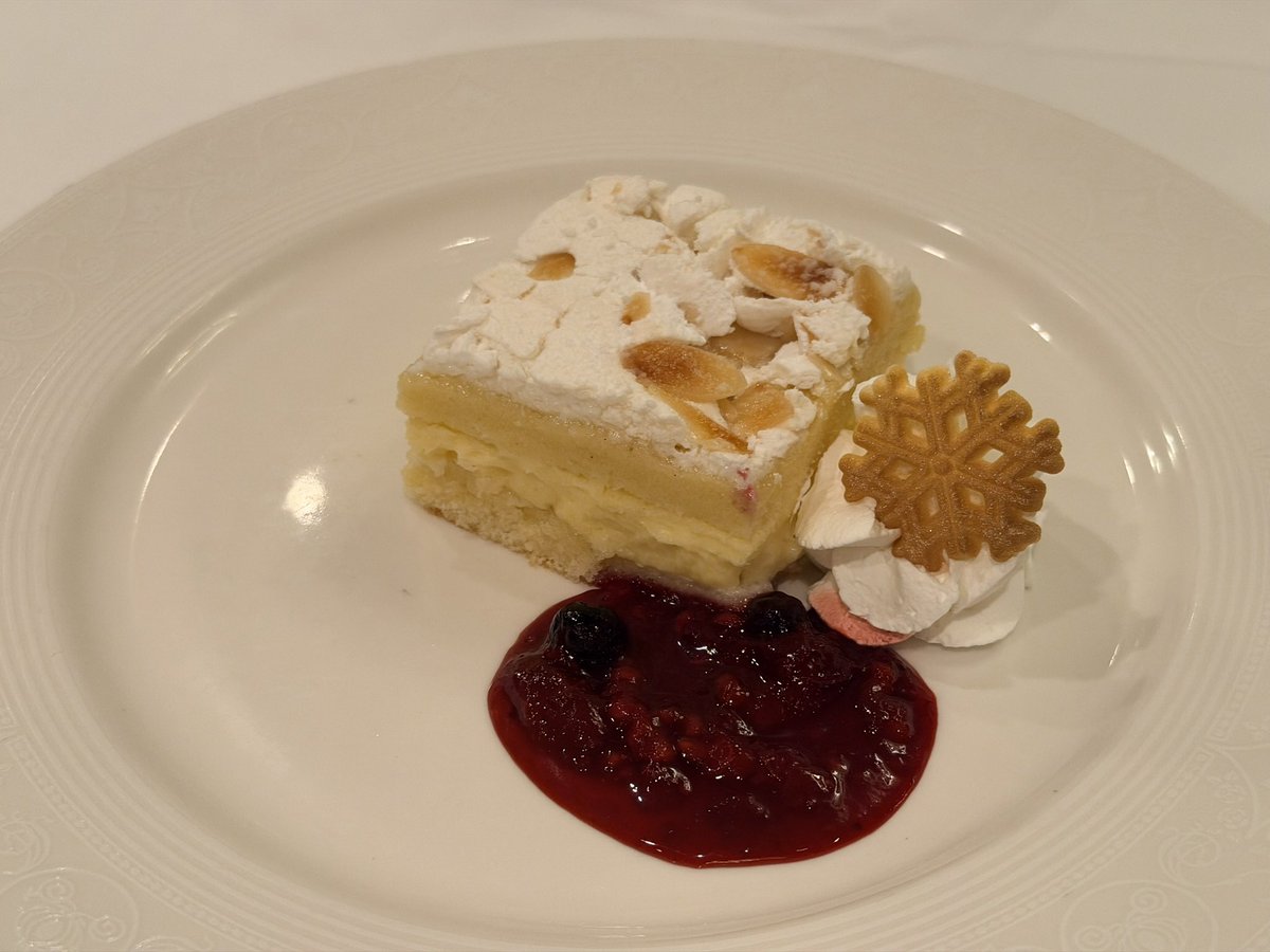 d___Disney's tweet photo. デザート🍰

『Eplekake, Apple Cake』
『Kvæfjordkake』

Eplekakeはノルウェー語でリンゴのケーキ🍎これがめっちゃ美味しかった🤤

#DM_DISNEY_LOG https://t.co/g625wi5PCp