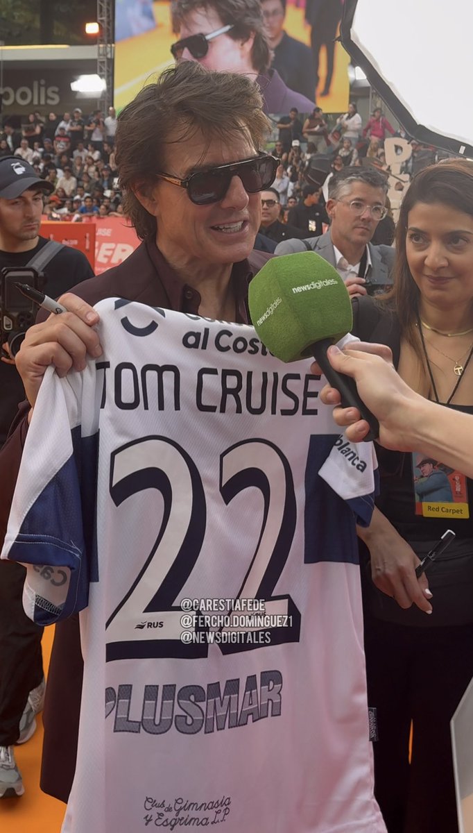 Barras_LATAM's tweet photo. 🇺🇸🇦🇷 TOM CRUISE recibió una camiseta de Gimnasia con la numero 22 en la espalda https://t.co/o0pIad8RWM