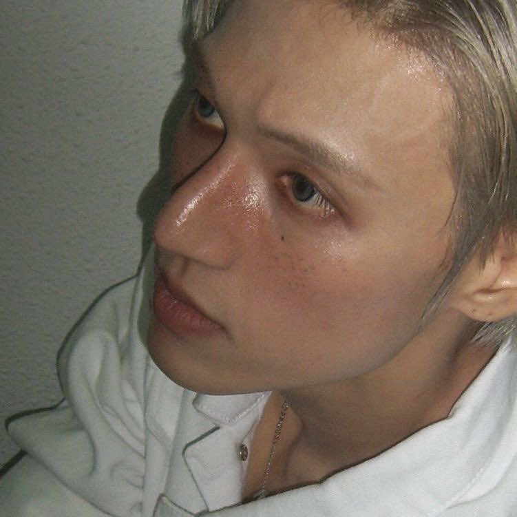 popara_x's tweet photo. whichever makeup artist they used for lemon drop era i need them back because the undereye blush and freckles look was SO good 😫 https://t.co/PO6LDPnK1h