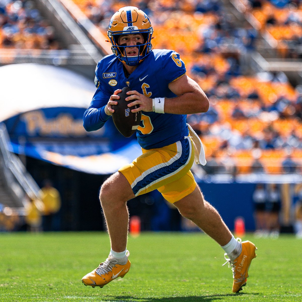 Pitt_FB's tweet photo. Final stat line for @mason_heinch06 ⬇️

29-37, 403 yards, 6 TDs https://t.co/HYR6GtNuUE