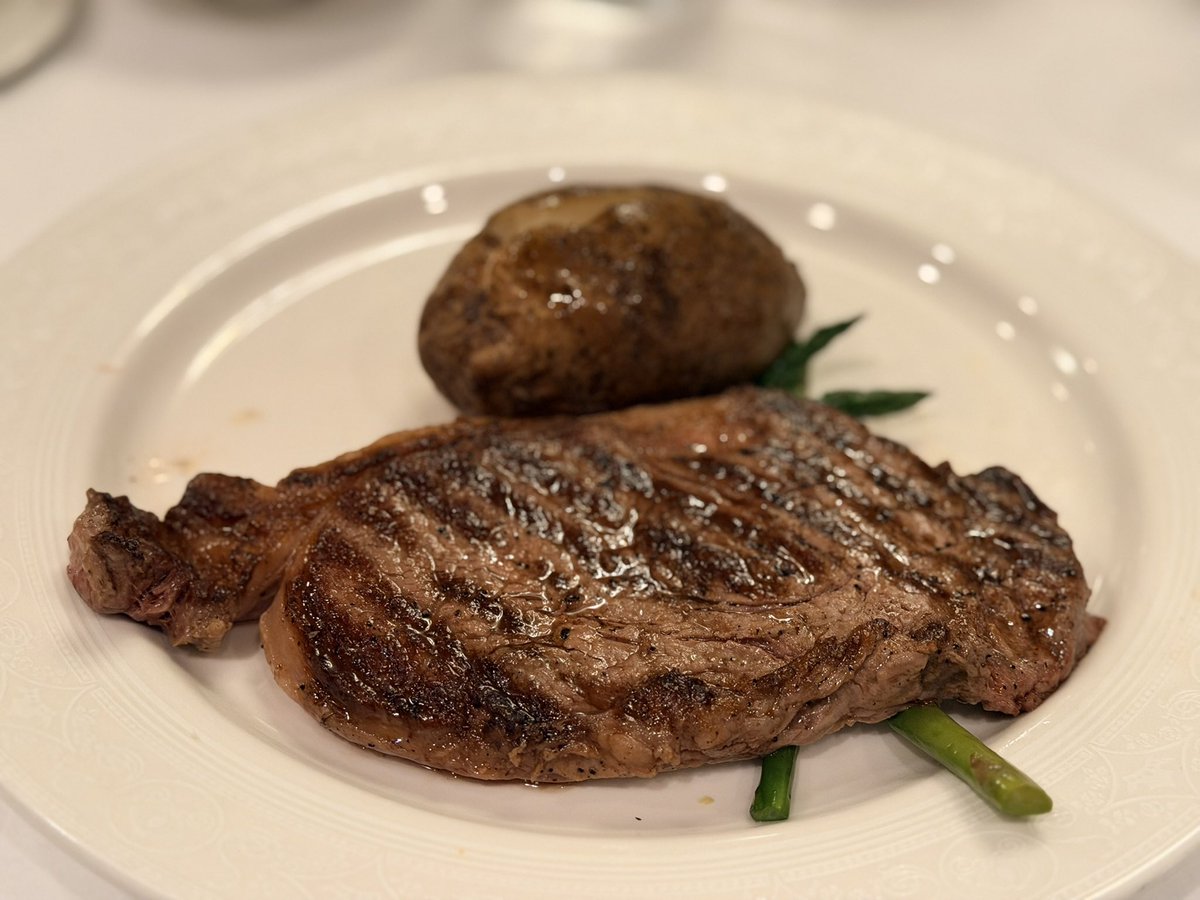 d___Disney's tweet photo. お次はメイン🍽️

『Pabbi’s Cabbage Roulades』
『Anna’s Honey-Mustard-marinated Salmon』
『Grilled Grain-Fed Sirloin Steak』

お肉もですが、サーモンが本当に美味しい🤤

#DM_DISNEY_LOG https://t.co/0TF36tgt9s