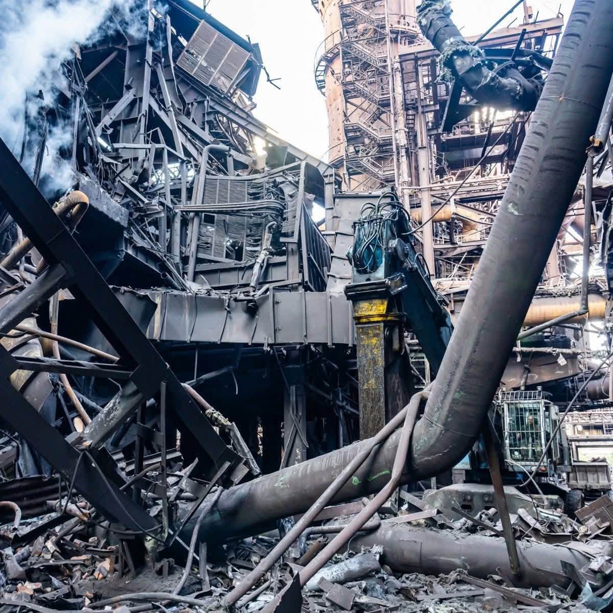 Karmabash's tweet photo. Ukraine's Zaporizhstal steel plant today (one of the largest in Europe). Why is there a man in a cage? https://t.co/ytE080ljgb