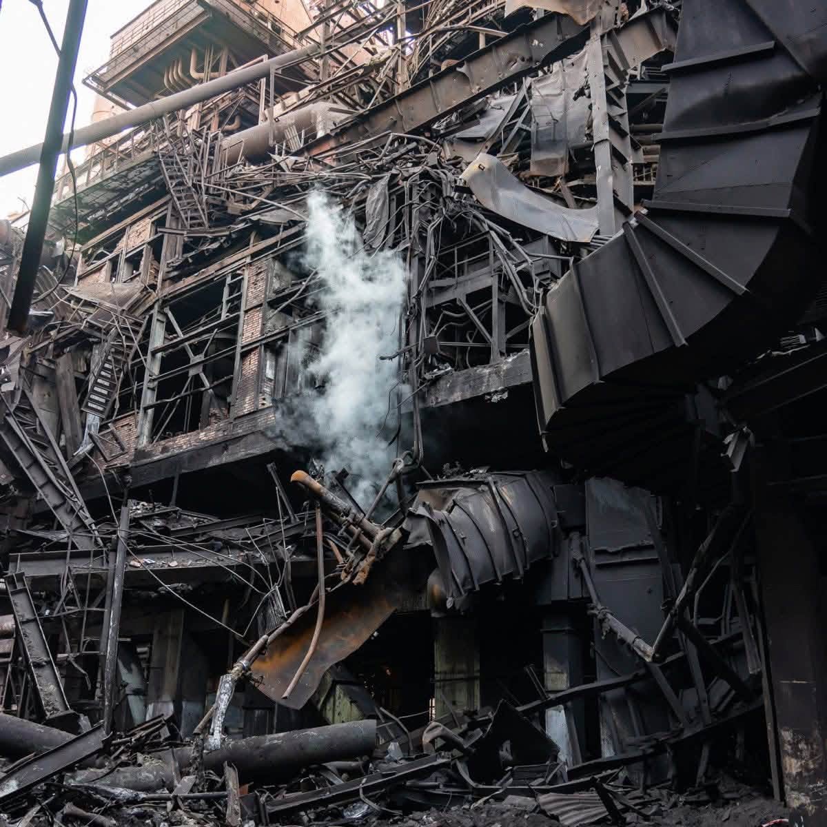 Karmabash's tweet photo. Ukraine's Zaporizhstal steel plant today (one of the largest in Europe). Why is there a man in a cage? https://t.co/ytE080ljgb