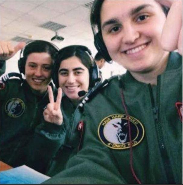 KalemlikKu79230's tweet photo. BU ÜÇ GENÇ KIZIMIZIN HAYATLARINI KARARTTINIZ NE DİYEYİM SİZE ALLAH'INIZDAN BULUN

“Üç genç kadın, gencecik hayalleri olan öğrencilerdi; şimdi ise CİK'te ailelerinden ve masumiyetlerinden mahrum.

 Aile özlemleri bir hiç uğruna çürürken, adaletin sesi nerede?

Vicdanlar Konuşsun https://t.co/vw5QwiGG0w