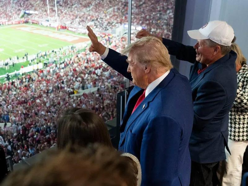 chSNODGRASS's tweet photo. When you find out that orange is the color of the weekend, and don't want to be outdone by some college kids. #utvsut #usa https://t.co/89OVr7neFg