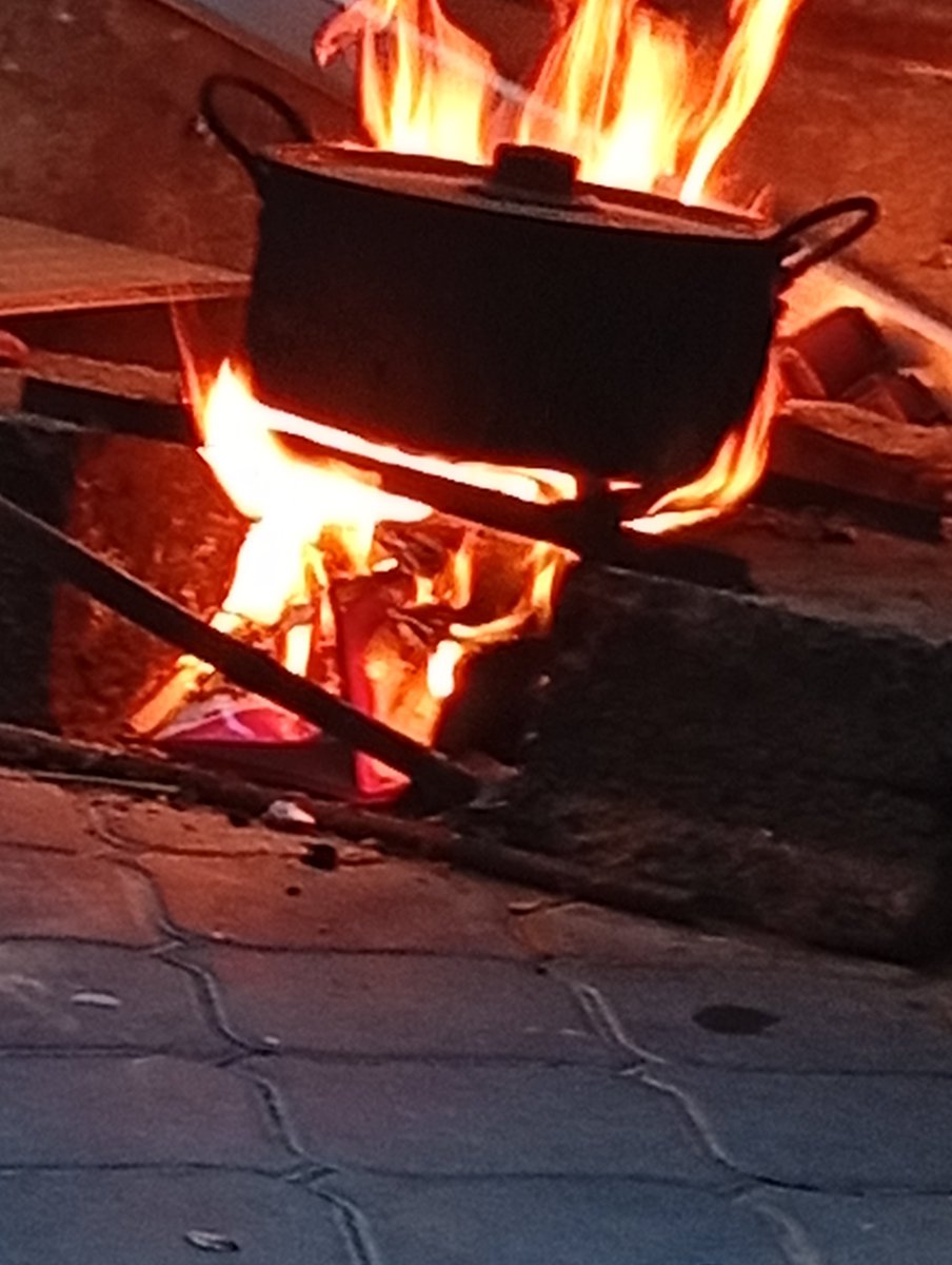 FatmaFromG's tweet photo. Kartonların arasında ateş yakıp çocuklarımıza bir öğün hazırlamaya çalışıyoruz. Hayat çok zorlaştı, ama umudumuzu kaybetmemeye çalışıyoruz. Küçük bir destek bile ailemiz için büyük bir fark yaratabilir 🤍🇵🇸 https://t.co/RZI0pO4ar0