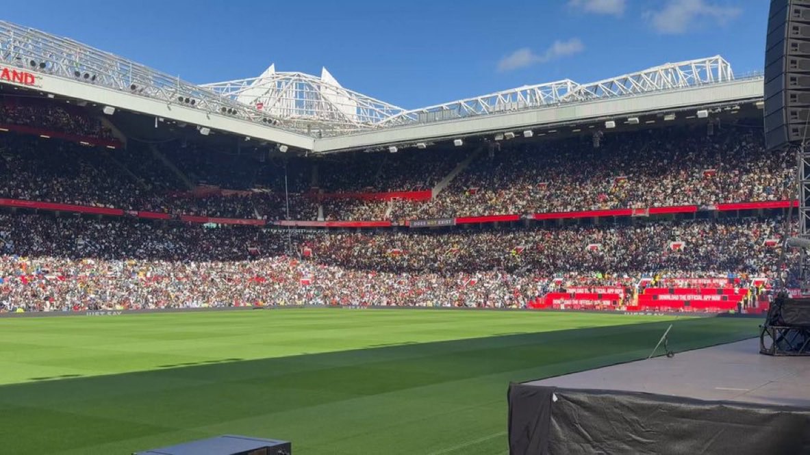abazwhyllzz's tweet photo. Apart from Davido and Pastor Jerry Eze,which other African musician or pastor can sell out a 80k capacity stadium? https://t.co/gdzFdD0rap