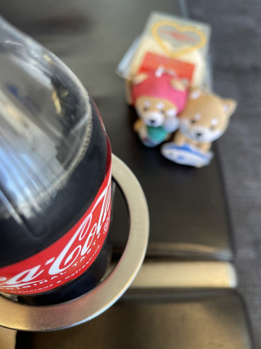 MATAYASAIxva's tweet photo. 『travelers’best』ということで購入してしまった💦

高知マメしばと、鹿児島マメしばを添えて🐕 https://t.co/81tXv97R5m