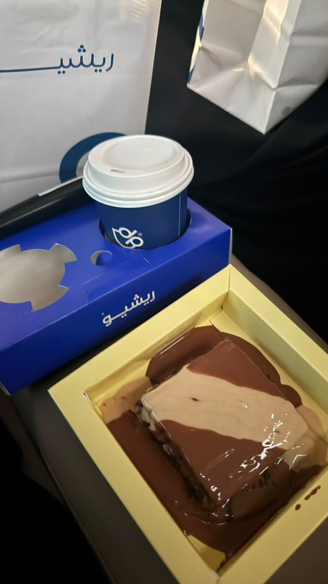 AMKT2018's tweet photo. هذا اليوم مليان سعرات وحاجات جميلة 🤍😍 بس مدري ليش أتلقف وأطلب ريشيو لاتيه حالي أوجع تسبدي، عاد لي شهور لاتيه عادي أو فلات وايت. المفروض يكتبون انه حالي، لا واللي سواه حط ورق زبدة وخلى الرسمة تروح!! المفروض يحطون ورق بطلبات التوصيل بس. لي فترة بس أخرب عجزت ألتزم من الضيدزة. https://t.co/pIkqLrFVb6