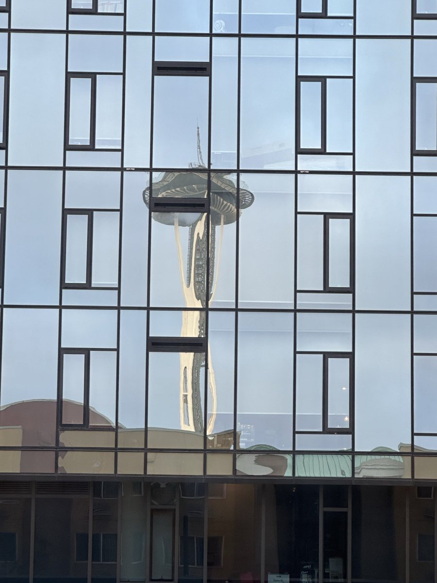 StpSayngSmDay's tweet photo. Seattle’s Space Needle from a few angles:
• Looking up through the clouds
• Against a clear blue sky by Chihuly Garden and Glass
• Reflected in a modern glass building
Classic Seattle views.
#SpaceNeedle #Seattle #PNW https://t.co/iD6gH1ZoLi