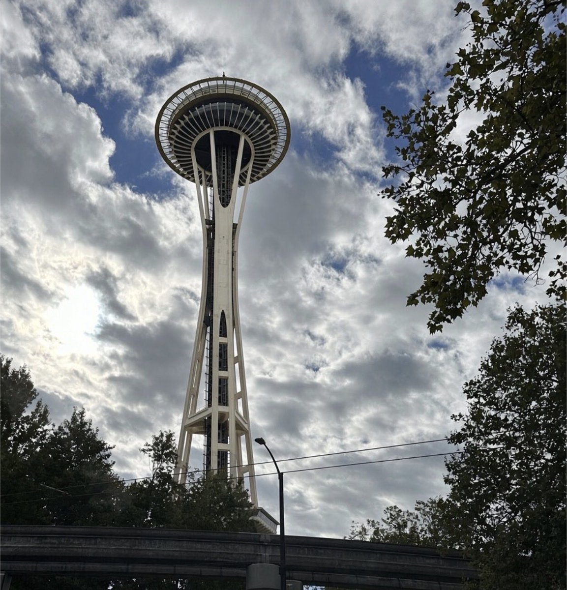 StpSayngSmDay's tweet photo. Seattle’s Space Needle from a few angles:
• Looking up through the clouds
• Against a clear blue sky by Chihuly Garden and Glass
• Reflected in a modern glass building
Classic Seattle views.
#SpaceNeedle #Seattle #PNW https://t.co/iD6gH1ZoLi