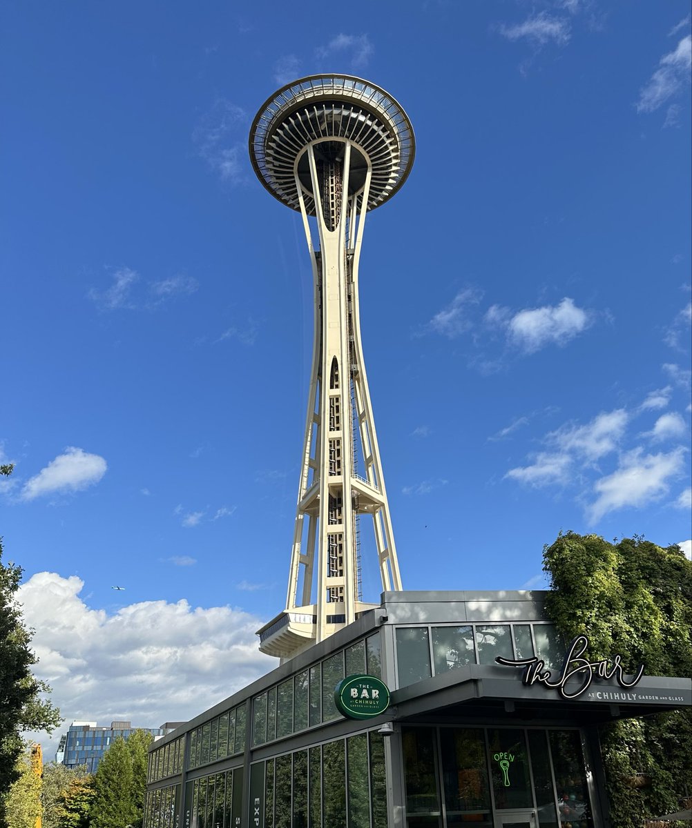 StpSayngSmDay's tweet photo. Seattle’s Space Needle from a few angles:
• Looking up through the clouds
• Against a clear blue sky by Chihuly Garden and Glass
• Reflected in a modern glass building
Classic Seattle views.
#SpaceNeedle #Seattle #PNW https://t.co/iD6gH1ZoLi