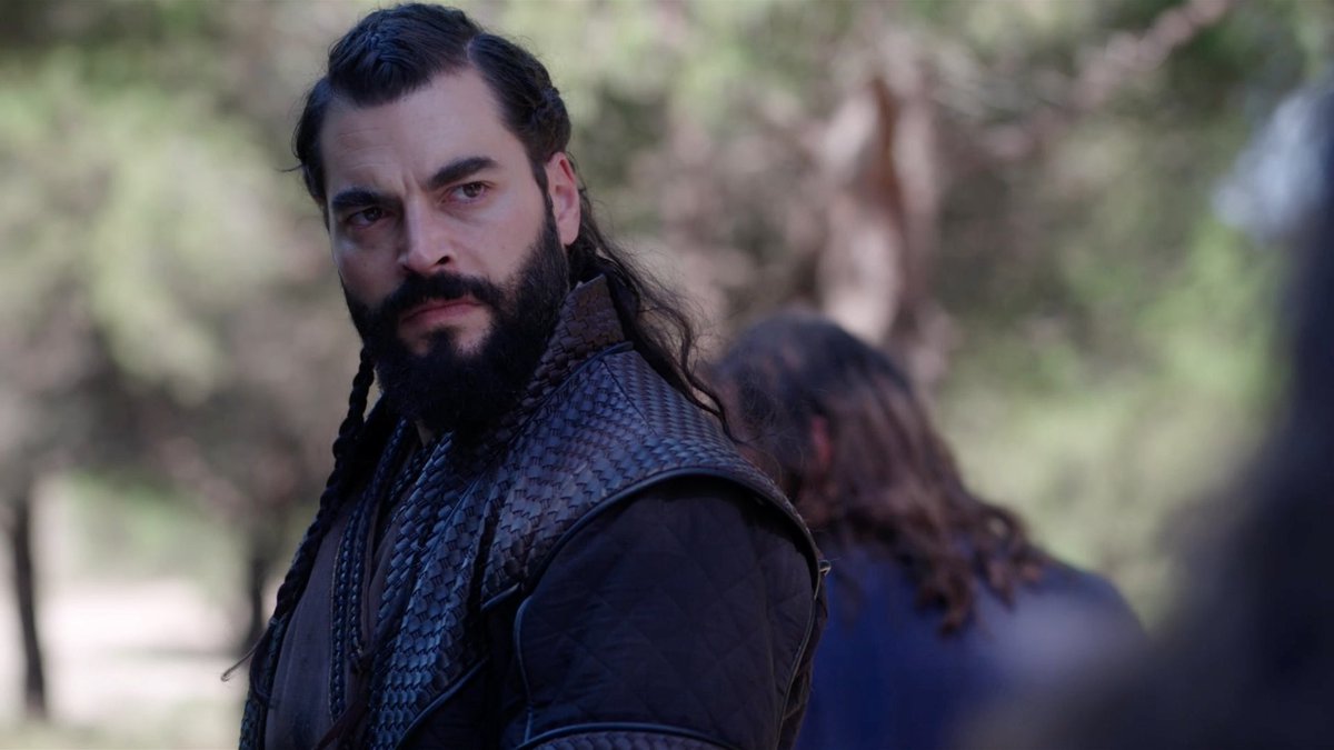 TvDunyasii's tweet photo. atv’nin Bozdağ Film imzalı dizisi, Anadolu Selçuklu Sultanı Alaeddin Keykubat’ın hayatından ilhamla hazırlanan #AşkveTaht dördüncü bölümüyle Çarşamba akşamı ekrana geliyor. 

Yayınlanan yeni bölüm fragmanında saray içindeki iktidar savaşları, gizemli geçmişin sırları ve Sultan Alaeddin ile Destina’nın tehlikeli yolculuğu dikkat çekiyor.

SULTAN ALAEDDİN VE DESTİNA YOLCULUĞA ÇIKIYOR!

Sultan Alaeddin, Destina’nın yıllar önce kendisine yardım eden kişi olduğunu düşünse de arkasında daha büyük bir sır olabileceğinden şüpheleniyor ve Destina’ya ‘Ait olduğun yere gideceğiz’ diyerek yola çıkıyor.

SARAYDA İÇ SAVAŞ VE İKTİDAR KAVGASI!

Kalonoros’tan önce kendi içlerinde savaşmaya başlayan saray halkı ve Harem’deki gerilim iyice tırmanıyor. Hırsıyla hareket eden saray kadınlarının hamleleri dengeleri sarsarken, saraydaki taht ve iktidar mücadelesini artıyor.

YOLDA BEKLEYEN BÜYÜK TEHLİKE VE HESAPLAŞMA!

Yolculuk esnasında önleri kesilen Alaeddin ve Destina, karşılarında kılıcını çekmiş Şeytan Andreas’ı buluyor. Alaeddin’in nasıl bir karşılık vereceği ve bu tehlikeden nasıl kurtulacakları büyük merak konusu.