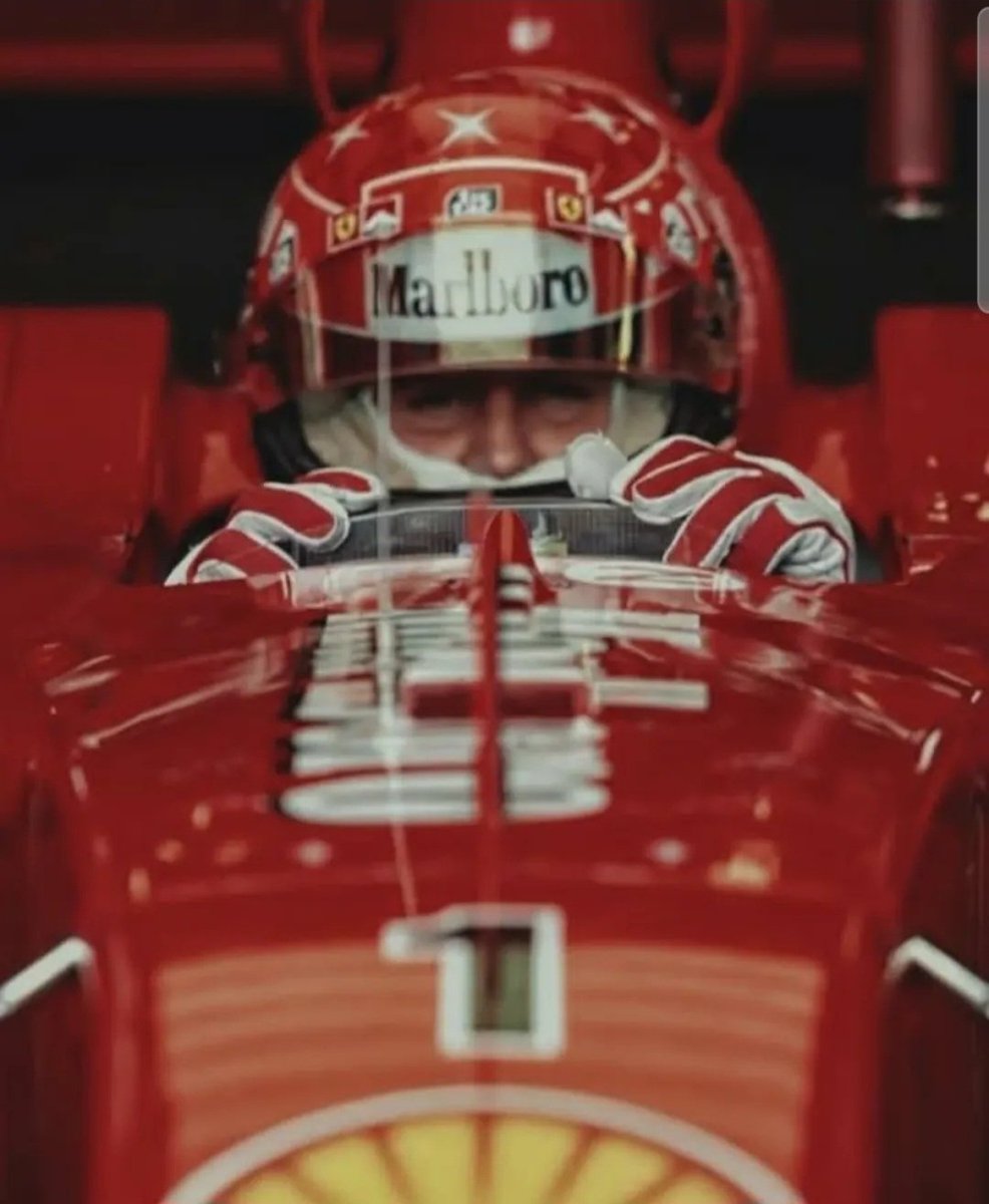 Msc9091's tweet photo. 1990'ların başında, Formula 1 pilotları araçtaki hızı görmek için hız göstergesi (kilometre saati) kullanmaz, yalnızca devir saatine (takometre) bakarlardı. Benetton takımında yarışırken dijital hız göstergesi isteyen ilk pilot Schumacher olmuş ve mühendislerini şaşırtmıştı. Ancak efsane pilot bununla yetinmeyip direksiyonunun üzerine yan yana üç farklı hız göstergesi yerleştirilmesini talep etti.

Mühendislerin ilk başta garipsediği bu sistemin işleyişi ve mantığı şu şekildeydi:Ortadaki Gösterge (Anlık Hız): Aracın o anki gerçek zamanlı hızını gösteriyordu.Soldaki Gösterge (Minimum Viraj Hızı): Schumacher'in virajın en derin noktasında (apex) düştüğü en düşük hızı kaydediyor ve bir sonraki frene kadar bu veriyi ekranda sabit tutuyordu. Sağdaki Gösterge (Maksimum Düzlük Hızı): Düzlükte ulaşılan en yüksek hızı hafızasında tutuyor ve Schumacher yeniden tam gaz yapana kadar ekranda kalıyordu.

Schumacher Bu Sistemi Neden Kullandı?Schumacher, her turda hangi virajı kaçıncı viteste dönmesi gerektiğini (örneğin 2. vites mi yoksa 3. vites mi daha avantajlı) ve viraj çıkışında düzlük hızına nasıl yansıdığını milimetrik olarak analiz etmek istiyordu. Ayrıca mühendisler vites oranlarını değiştirdiğinde, motor devri aynı kalsa bile hız değişeceği için referans noktalarını kaybetmemeyi amaçlıyordu.Yıllar sonra Benetton mühendisi Willem Toet, Schumacher'in bu sistemi sürüş tarzını kusursuzlaştırmak için bir "öğrenme aracı" olarak kullandığını ve arabayı adeta bir laboratuvara çevirerek F1'de veri analizinin önemini değiştirdiğini belirtmiştir. Schumacher tamamen ustalaştıktan sonra bu göstergelere ihtiyacı kalmamış ve sistem kokpitten kaldırılmıştır.

Biraz uzun bir gönderi oldu ama cidden her detayıyla muazzam bir pilottu Schumacher, çok özledik #F1 #KeepFightingMichael