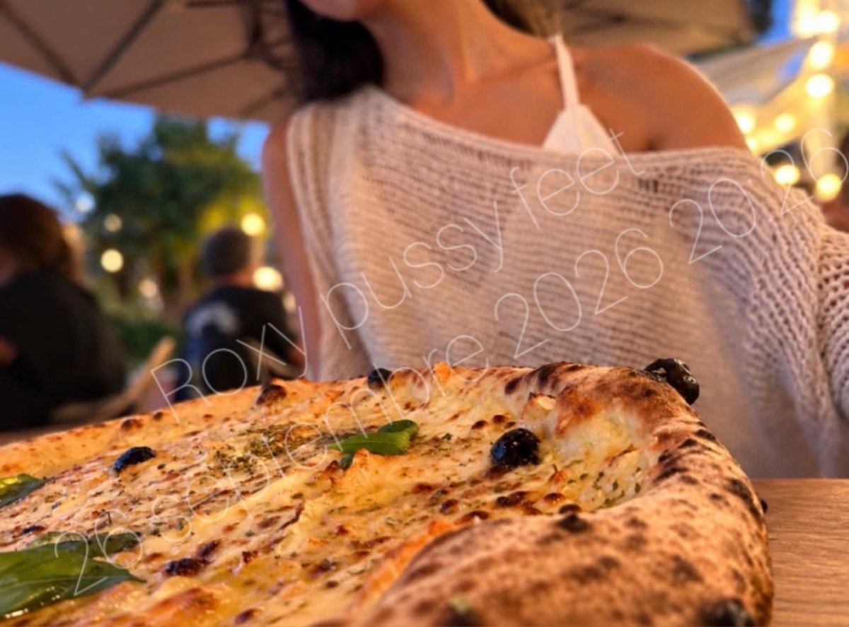 xXRoxyPussyFeet's tweet photo. Vous êtes plusieurs à connaître mes faiblesses… mais celle-ci coûte nettement moins cher que les chaussures. 😂🍕 https://t.co/ADkVFql8HB