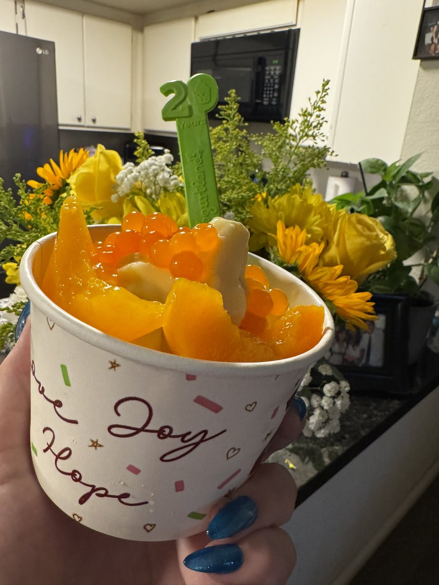 justBellaplz's tweet photo. The way yogurtland’s  new peak tart flavor has me on a chokehold 🍑✨👏🏻 

But I’m so sad that it’s only for a limited time fml 🤦🏻‍♀️ https://t.co/Hilijk0Myj