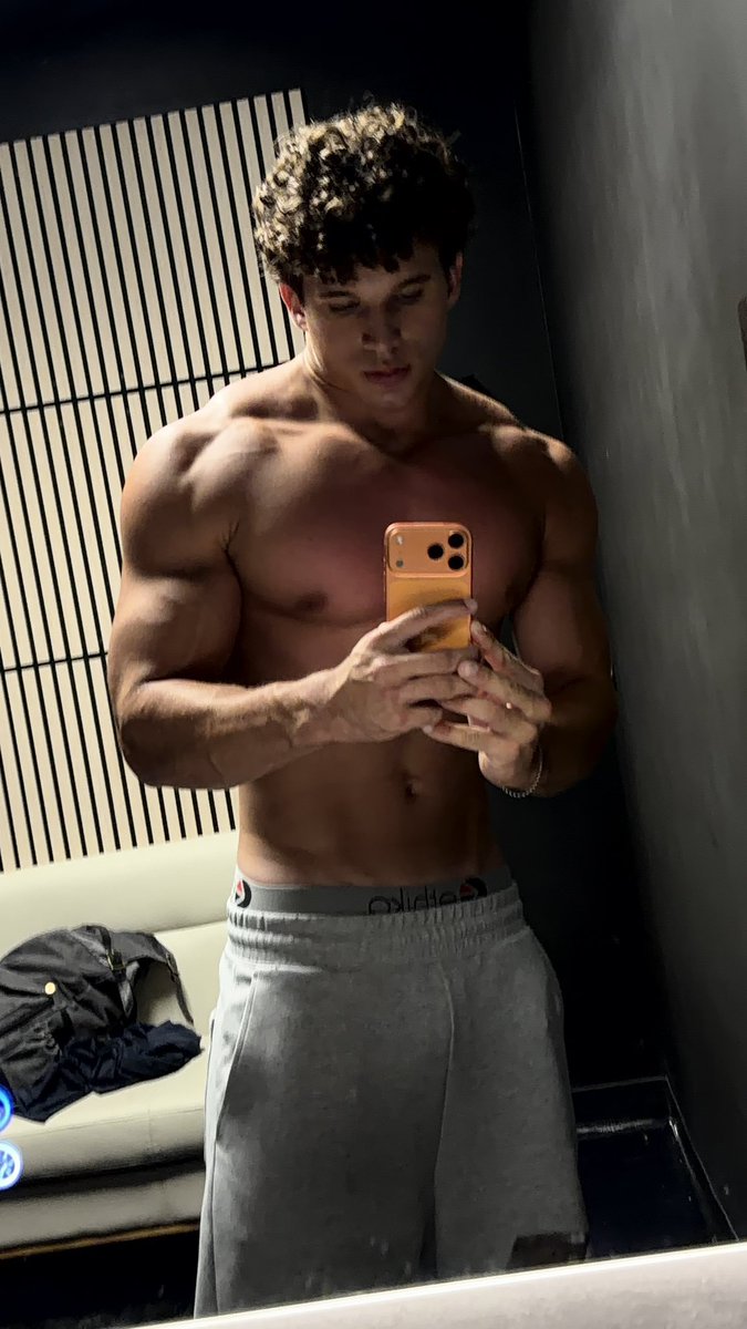 joshuarome01's tweet photo. Saturday mode activated.
No excuses. No delays. Just pure alpha energy: grind, grow, and dominate the day.
#AlphaMaleSaturday #AlphaMindset #NoExcuses #DominateTheDay #findom #findomgod #AlphaEnergy https://t.co/csBoUSWXgH