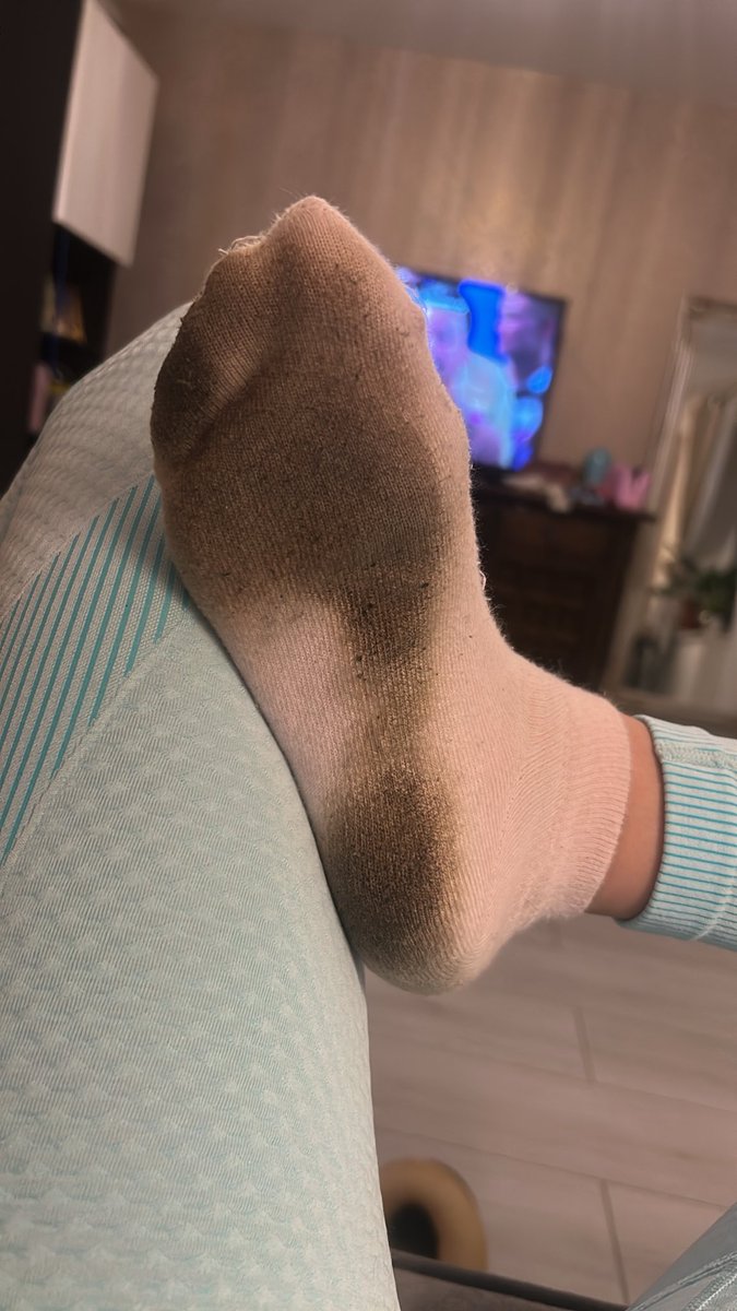 MissesMon46299's tweet photo. My socks are super dirty after a 7hr shift and some gardening. What pathetic loser wants them shoved down their throat 🥵

Findom finsub foot slave feet
Soles toes footslave https://t.co/yC3uLVD7oM