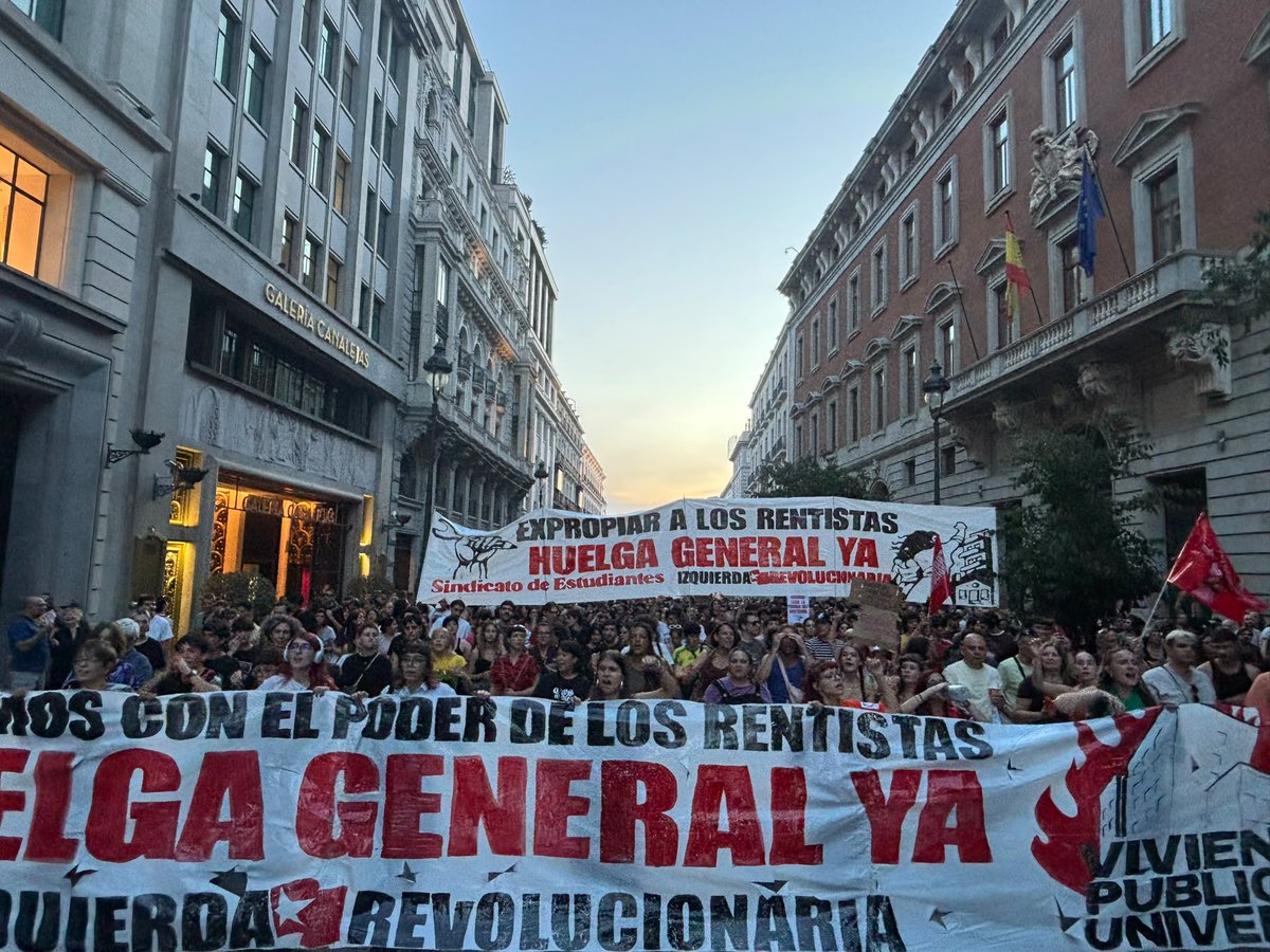 SindicaEstudian's tweet photo. Somos más de 300.000 personas. Esto es un antes y un después.

Hace falta ya una huelga de alquileres, hace falta ya una huelga general. https://t.co/RijiGQcX0S