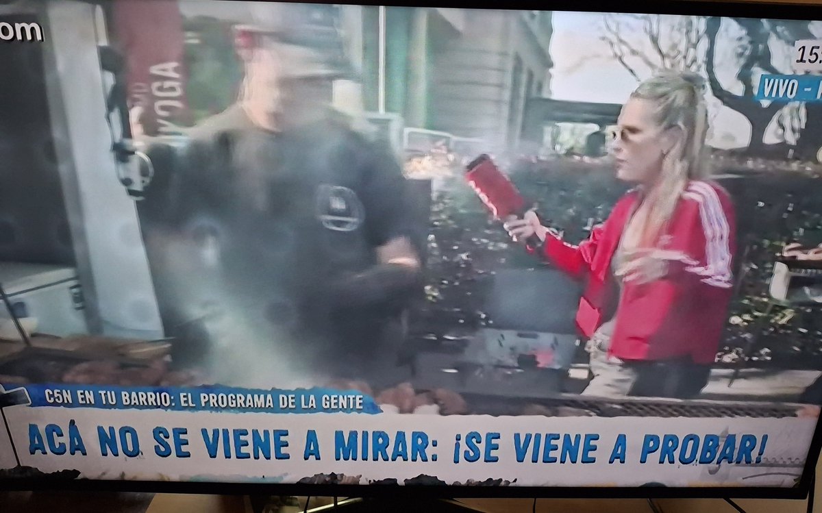 gcasa58's tweet photo. @c5n.......Llegó el finde y para c5mierda se acabó la crisis.....todos comiendo como hdp...no preguntan si llega a fin de mes...si aumentó no se que chota??? Hay que esperar hasta el lunes para tirar mierda .. https://t.co/Kt9p04esLD