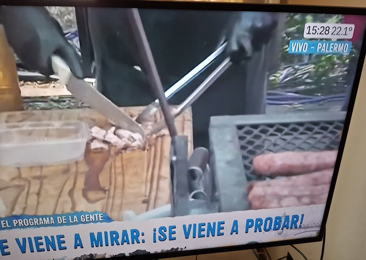 gcasa58's tweet photo. @c5n.......Llegó el finde y para c5mierda se acabó la crisis.....todos comiendo como hdp...no preguntan si llega a fin de mes...si aumentó no se que chota??? Hay que esperar hasta el lunes para tirar mierda .. https://t.co/Kt9p04esLD