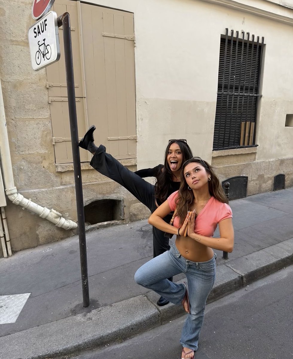 Queenroo18's tweet photo. Paris with my bestie. Your wallet’s contribution is appreciated 😘💳 https://t.co/DUcU4nxtKU