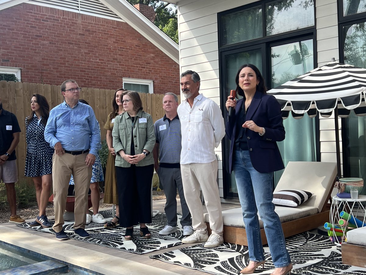 RepRamonRomero's tweet photo. We have to get used to a new word around here: Gobernadora!

Proud to stand with @GinaHinojosaTX , and with Texans filled with energy and hope for what's ahead. Only 9 days left to register to vote!

#laGobernadora #GinaforTexas https://t.co/t5KEZFZuGZ