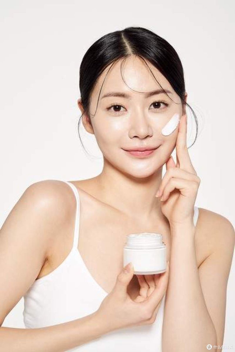 falcv558235v1's tweet photo. I try a new herbal face mask to soothe tired skin on my cheeks—this gentle skincare routine hits different. https://t.co/ee8uup0a3S