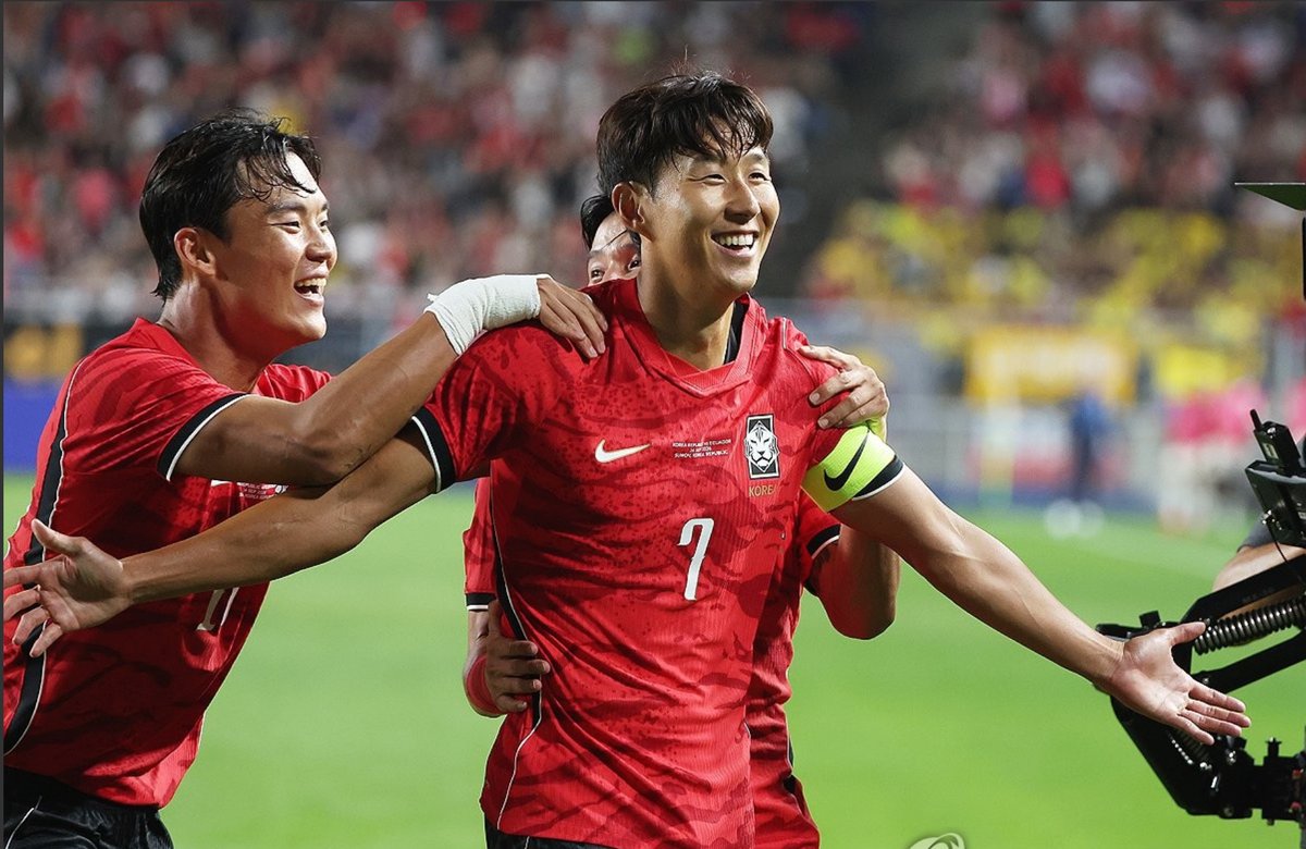 muzlandju's tweet photo. 뜬금없이 웬 축구 이야기냐 하실 분이 계실지 모르나, 내 인생의 첫 칼럼은 축구 관련 글이었다.

에콰도르와의 평가전에서 터진 손흥민의 환상적인 프리킥 골은 단순한 개인기의 산물이 아니었다. 슈팅 각도가 거의 나오지 않는 위치, 누구나 크로스를 예상했던 그 순간 수비수 김민재가 다가가 직접 슈팅을 때리라고 말했다. 그리고 스스로 수비벽 앞에 서서 상대의 시야를 가리는 스크린 플레이를 이끌었다. 동료의 확신과 스스로의 판단이 결합되어 만들어낸 완벽한 득점이었다.

이날 3대 0의 완승을 이끈 로베르토 모레노 임시 감독이 부임 열흘 만에 팀에 불어넣은 철학은 명확했다. 지시가 아니라 신뢰, 통제가 아니라 자유였다. 뛰어난 재능을 가진 선수들에게 벤치의 전술을 억지로 주입하며 틀에 가두는 대신, 그들 스스로 판단하고 움직일 수 있는 공간을 열어준 것이다.

이 당연한 상식을 보며 우리는 과거의 뼈아픈 실패를 떠올리게 된다. 월드컵 조별리그의 명운이 걸린 중요한 경기에서 무승부만 해도 된다는 얄팍한 계산으로 손흥민 같은 세계적 자원을 벤치에 앉혔던 홍명보 감독의 도박 말이다. 선수의 기량보다 감독의 통제력이 우선시되어야 한다는 그 지독한 오만은 결국 참담한 패배로 귀결되었다.

나 또한 개인에 대한 무차별적 비판엔 동의하지 않지만, 홍명보 감독을 우파라며 비판을 삼가라는 주장은 세상을 대단히 얄팍하게 읽은 것이다. 피치 위에서 땀 흘리는 선수들을 믿지 못하고, 벤치에서 선수의 장단점조차 파악하지 못한 채 사사건건 개입하고 통제하려 드는 그 오만함이야말로 작금의 대한민국을 병들게 하는 좌파 정치의 본질이자 완벽한 축소판이기 때문이다.

영화 <내부자들> 같은 역겨운 프로파간다 덕분에 흔히 보수 기득권이 국민을 개돼지로 얕본다고 착각하지만, 현실의 입법과 행정을 들여다보면 진실은 정반대다. 그동안 좌파 권력은 의료, 주거, 교육, 부동산 등 국민의 삶과 직결된 모든 분야의 성취를 끊임없이 악마화해 왔다. 그들은 징벌적 세금과 수천 개의 규제 법안을 찍어내며, 땀 흘려 꿈을 이룬 자들을 타도해야 할 적폐로 몰아붙였다.

그들의 눈에 국민은 스스로 빈 공간을 찾아 뛰고 골을 넣을 수 있는 주체적인 선수가 아니다. 벤치의 통제와 시혜적인 지시 없이는 아무것도 할 수 없는 우매하고 하찮은 존재로 보일 뿐이다.

하지만 보편적 상식으로 가만히 되물어보자. 자유민주주의와 시장경제가 인류 역사상 가장 위대한 체제로 살아남은 이유는 무엇인가. 그것은 인간의 내면에 자리한 '이기심'을 부정하거나 억압하지 않고, 그 이기심을 개인의 성취는 물론 공동체 전체의 가치와 번영으로 완벽하게 연결해 냈기 때문이다.

내 가족을 더 잘 먹여 살리고 싶고, 남보다 더 나은 대우를 받고 싶어 하는 지극히 당연한 욕망. 애덤 스미스는 이 이기심이야말로 사회를 움직이는 가장 위대한 동력이라 했다.

좌파들의 궤변대로 이 나라의 자본과 시스템이 그토록 탐욕스럽고 악랄하다면, 삼성전자와 SK하이닉스가 주도하는 세계 최고 수준의 첨단 반도체 기술은 도대체 어디서 튀어나왔단 말인가. 기득권의 온상이라며 때려잡지 못해 안달이던 그 의료 시스템을 찾아, 전 세계에서 의료 관광객들이 줄을 지어 몰려드는 이 기적 같은 현실은 또 어떻게 설명할 것인가.

이 모든 눈부신 성취는 인간의 본성을 짓누르려는 정부의 촘촘한 규제나, 정치인들의 알량한 지시가 만들어낸 것이 아니다. 그들이 거리에 나가 데모할 때 코피 쏟으며 공부하고, 완장 차고 국회의원이라 으스댈 때 국가의 간섭을 뚫고 각자의 자리에서 치열하게 이기적으로 경쟁하며 스스로 역량을 증명해 낸 개인과 기업들의 위대한 승리다.

이쯤 되면 누군가는 핏대를 세우며 따져 물을 것이다. 그렇다면 모든 것을 통제했던 과거 군부 정권 시절은 왜 비판하지 않느냐고 말이다. 참으로 얄팍하고 게으른 반문이다. 끼니를 걱정하며 국가 전체가 절대 빈곤에 허덕이던 그 척박한 시절, 쥐어짜 낼 자본조차 턱없이 부족한 상황에서 도대체 어떻게 모두의 욕망을 시장에 무작정 방치할 수 있었겠는가. 한정된 자원으로 빈곤의 늪을 탈출하기 위해서는, 국가가 나서서 특정 산업을 육성하고 철저하게 선택과 집중을 할 수밖에 없었던 처절한 생존 전략이자 불가피한 시대적 산물이었다.

국가 운영은 그라운드의 법칙과 다르지 않다. 가장 완벽하고 역동적인 질서는 권력을 쥔 자가 모든 것을 통제할 때가 아니라, 각자의 자리에서 치열하게 살아가는 개인의 이기심과 역량, 그리고 자율성을 온전히 신뢰할 때 비로소 탄생한다.

선수들의 발을 묶고 벤치의 지시만 따르라 강요하는 감독은 결코 팀을 승리로 이끌 수 없다. 끝없이 법과 규제를 남발하며 인간의 본성을 악마화하고 국민의 일상을 하찮게 통제하려 드는 이 땅의 권력을 향해, 내가 가장 사랑하는 미국의 제40대 대통령 로널드 레이건이 남긴 위대한 통찰을 결론으로 바친다.

"정부는 우리의 문제를 해결해 주지 않습니다. 정부 그 자체가 문제입니다."

내가 아나키스트라는 수식어를 단지 폼으로만 달고 다니는 것은 아니다.