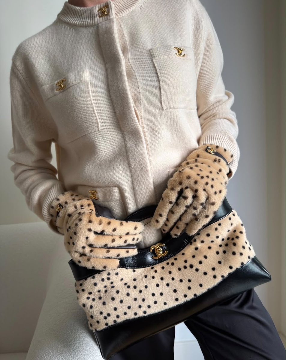 DubaiStyleChic's tweet photo. Quiet luxury, bold attitude. 🖤✨
Leopard texture, signature details, and timeless elegance — made to stand out without trying too hard.

#LuxuryFashion #QuietLuxury #ChicStyle #LeopardPrint #FashionStyle #DesignerStyle #WomensFashion #LuxuryAccessories #FashionInspiration https://t.co/rrP1Dmf7JM