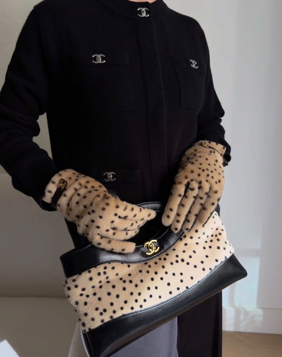 DubaiStyleChic's tweet photo. Quiet luxury, bold attitude. 🖤✨
Leopard texture, signature details, and timeless elegance — made to stand out without trying too hard.

#LuxuryFashion #QuietLuxury #ChicStyle #LeopardPrint #FashionStyle #DesignerStyle #WomensFashion #LuxuryAccessories #FashionInspiration https://t.co/rrP1Dmf7JM