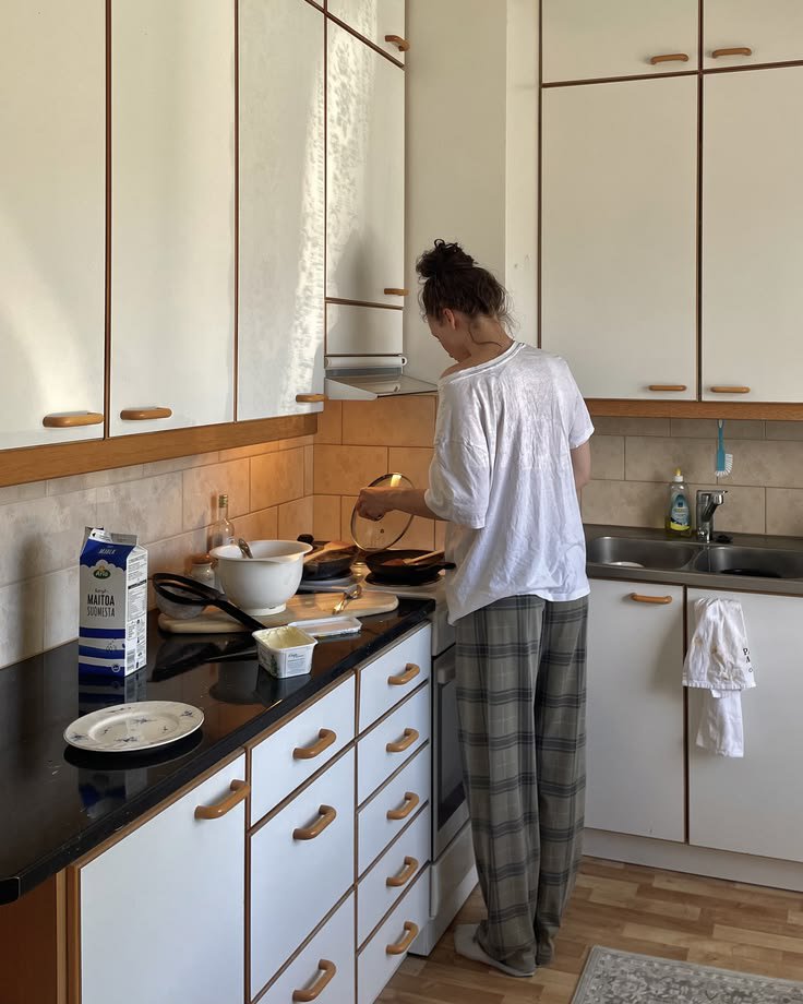 Aurielle007s's tweet photo. The urge to live alone https://t.co/ZWLfUjHaMf