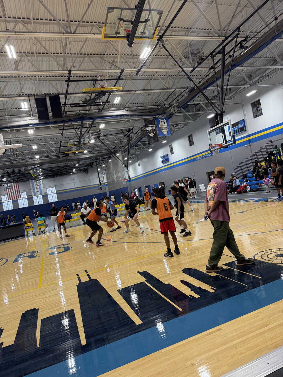 CoachTreal2's tweet photo. Live On Location 📍 Huge Thank You @anthonybeckem &amp; @chi_prep having me out at their Who Want The 💨 Middle School #RLHoops https://t.co/NBOf1YxvIw