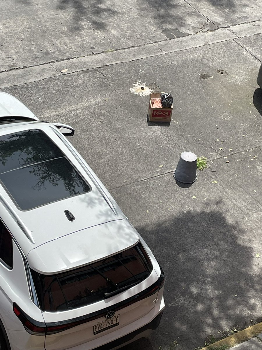 JohnnyMclenn's tweet photo. @supercivicosmx Hola que tal! Solicitamos su ayuda para denunciar y parar el uso de cajones “propios” de estacionamiento en la @A_VCarranza ya que las autoridades han actuado tibiamente en la col Jardín Balbuena sobre la calle de Dr Nicolás Leon entre fray Servando y taller https://t.co/pFjE4YO2FF