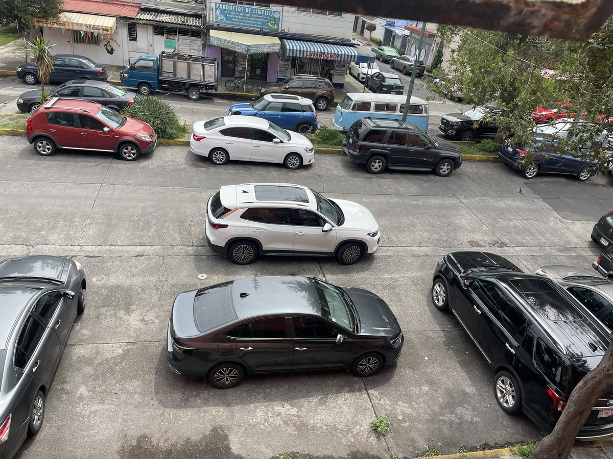 JohnnyMclenn's tweet photo. @supercivicosmx Hola que tal! Solicitamos su ayuda para denunciar y parar el uso de cajones “propios” de estacionamiento en la @A_VCarranza ya que las autoridades han actuado tibiamente en la col Jardín Balbuena sobre la calle de Dr Nicolás Leon entre fray Servando y taller https://t.co/pFjE4YO2FF