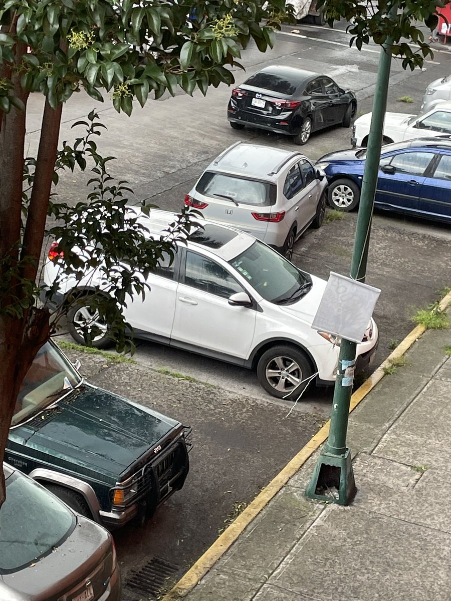 JohnnyMclenn's tweet photo. @supercivicosmx Hola que tal! Solicitamos su ayuda para denunciar y parar el uso de cajones “propios” de estacionamiento en la @A_VCarranza ya que las autoridades han actuado tibiamente en la col Jardín Balbuena sobre la calle de Dr Nicolás Leon entre fray Servando y taller https://t.co/pFjE4YO2FF