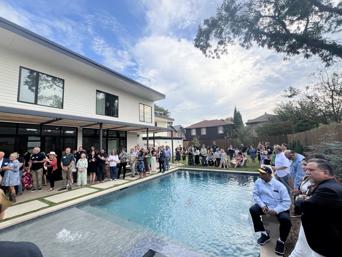 RepRamonRomero's tweet photo. We have to get used to a new word around here: Gobernadora!

Proud to stand with @GinaHinojosaTX , and with Texans filled with energy and hope for what's ahead. Only 9 days left to register to vote!

#laGobernadora #GinaforTexas https://t.co/t5KEZFZuGZ