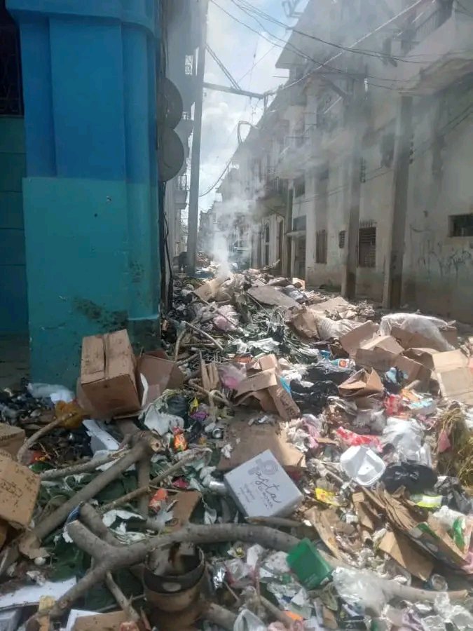 cubanolibre48's tweet photo. La Habana disfrutando el socialismo. Así es la vida en #Cuba! https://t.co/rx52WWDsqS