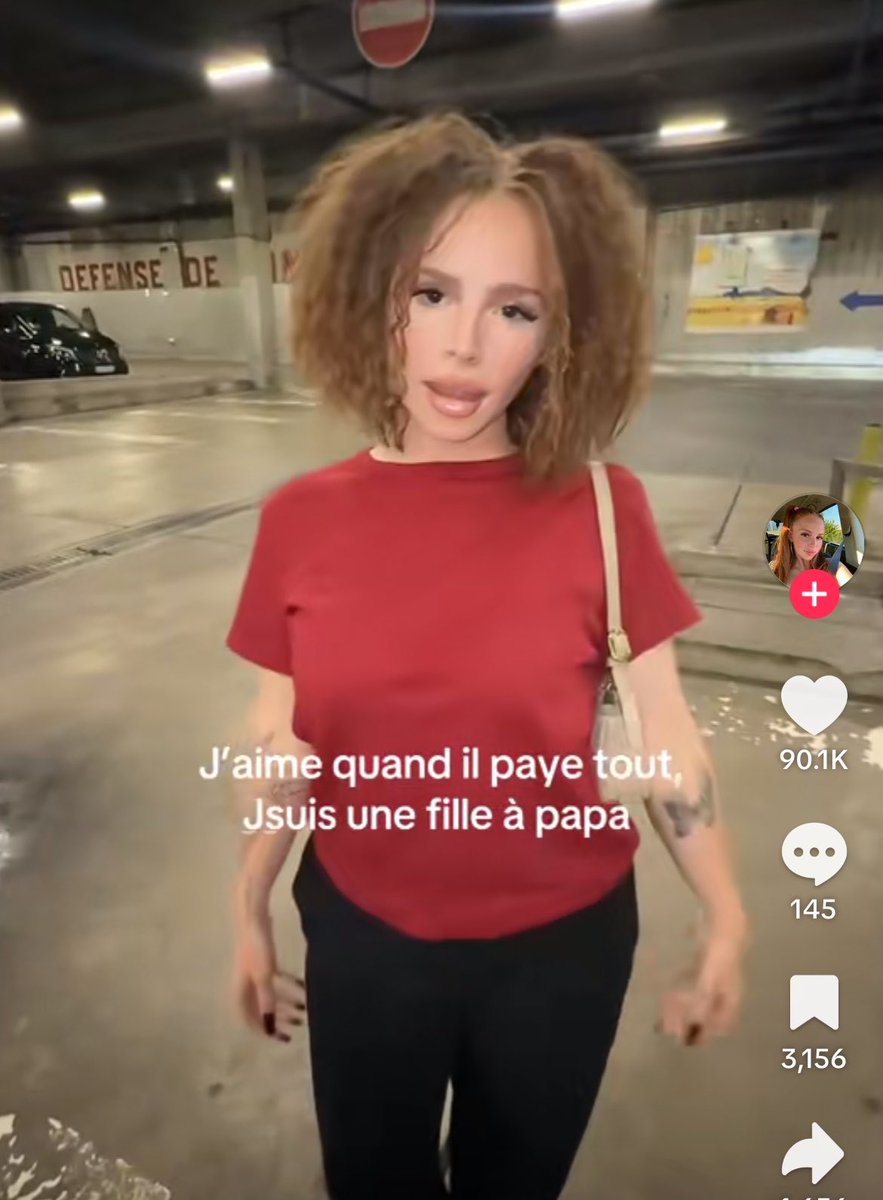amoranarchy's tweet photo. Qu’elle se tresse je m’en fous , mais après les tresses elle a gardé ses cheveux en mode « « « « afro » » » »? https://t.co/WfFd4mbHyN