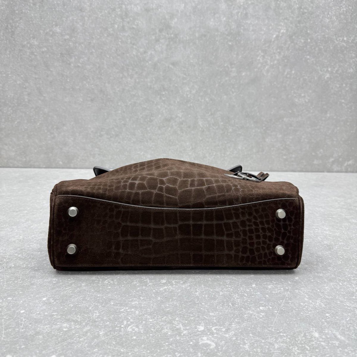 DubaiStyleChic's tweet photo. Understated luxury with a powerful presence. 🤎
Rich texture, refined details, and a timeless silhouette designed to make a statement.

#LuxuryFashion #DesignerBag #Handbag #LuxuryStyle #Fashion #QuietLuxury #LeatherBag #StyleInspiration #FashionTrends https://t.co/nysb7Fee6w