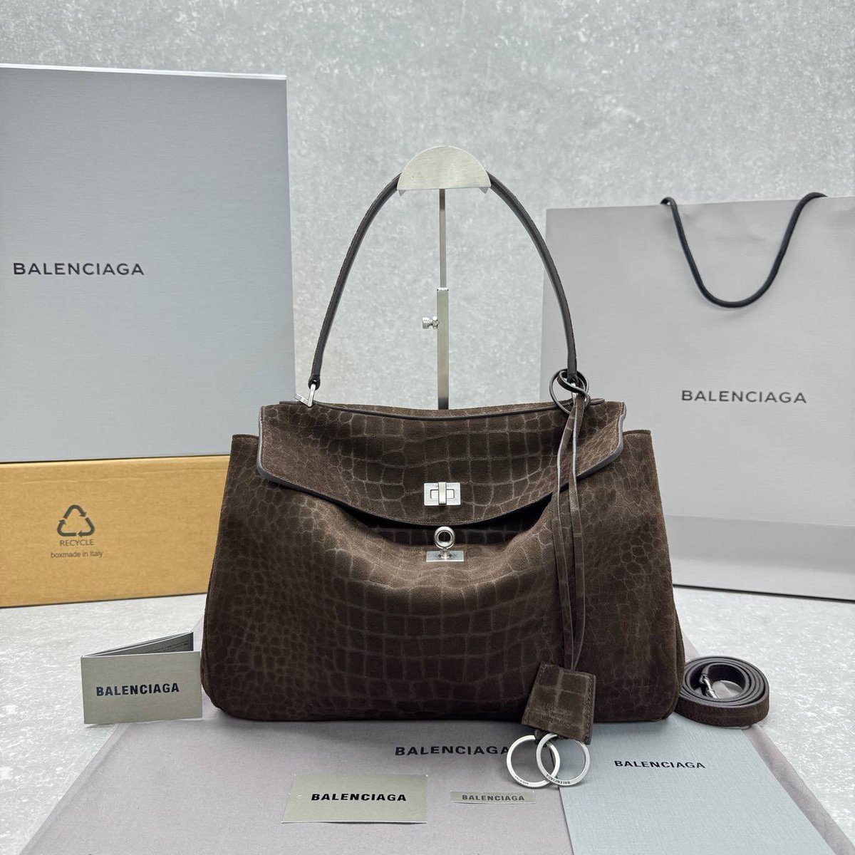 DubaiStyleChic's tweet photo. Understated luxury with a powerful presence. 🤎
Rich texture, refined details, and a timeless silhouette designed to make a statement.

#LuxuryFashion #DesignerBag #Handbag #LuxuryStyle #Fashion #QuietLuxury #LeatherBag #StyleInspiration #FashionTrends https://t.co/nysb7Fee6w