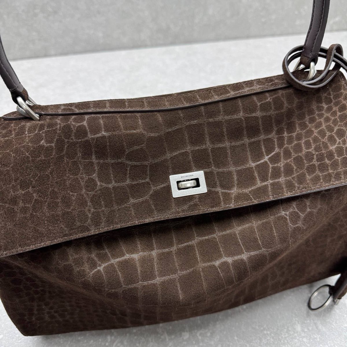 DubaiStyleChic's tweet photo. Understated luxury with a powerful presence. 🤎
Rich texture, refined details, and a timeless silhouette designed to make a statement.

#LuxuryFashion #DesignerBag #Handbag #LuxuryStyle #Fashion #QuietLuxury #LeatherBag #StyleInspiration #FashionTrends https://t.co/nysb7Fee6w
