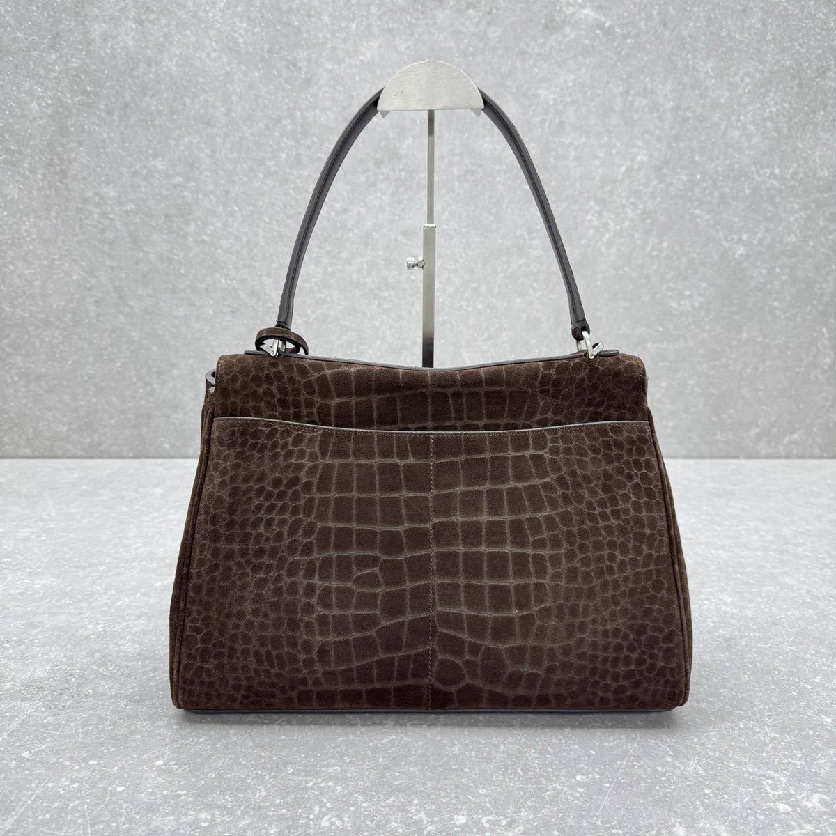 DubaiStyleChic's tweet photo. Understated luxury with a powerful presence. 🤎
Rich texture, refined details, and a timeless silhouette designed to make a statement.

#LuxuryFashion #DesignerBag #Handbag #LuxuryStyle #Fashion #QuietLuxury #LeatherBag #StyleInspiration #FashionTrends https://t.co/nysb7Fee6w