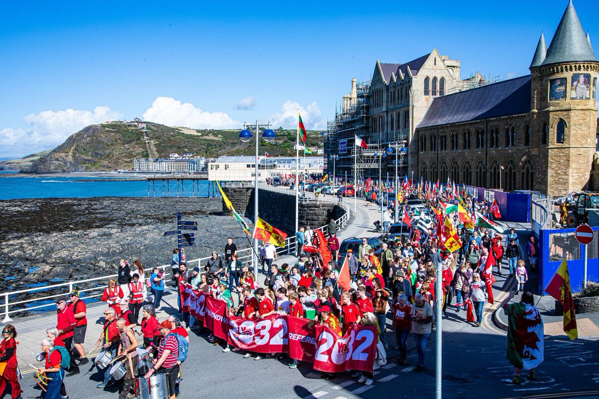 YesCymru's tweet photo. Am ddiwrnod! What a Day in Aberystwyth!

Here are some photos.

Bydd lot mwy o luniau i ddilyn!

#Annibyniaeth 🏴󠁧󠁢󠁷󠁬󠁳󠁿 #indyWales https://t.co/JyBG4BEKkt