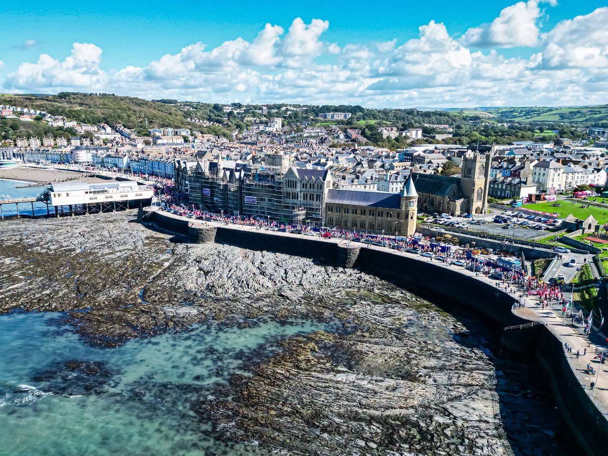 YesCymru's tweet photo. Am ddiwrnod! What a Day in Aberystwyth!

Here are some photos.

Bydd lot mwy o luniau i ddilyn!

#Annibyniaeth 🏴󠁧󠁢󠁷󠁬󠁳󠁿 #indyWales https://t.co/JyBG4BEKkt