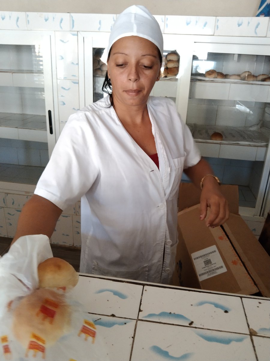 LeonardoPlayita's tweet photo. Dulce TomaArlex, es la nueva MIPYME en el centro urbano de #Imías. Se especializa en producción y comercialización de pan, kake y otros dulces. Producir alimentos una prioridad   del Programa de Desarrollo Local.
#CubaVencerá 
@yoeaberob1 
@Deguantanamo 
@HodelinMoya https://t.co/6sYAK1ycwp