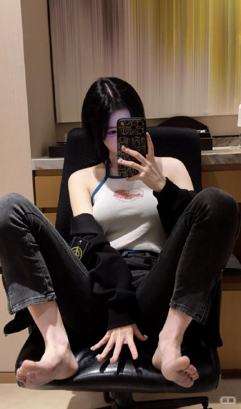 aycerann's tweet photo. 把脚心给你看
不是让你欣赏的
是让你跪下来舔的
舔到发亮、舔到发烫
舔到我忍不住夹紧你的时候再停
#美脚 #恋足 #足控 #射屏 #反差 #玉足 #足交 https://t.co/VEryekujAf
