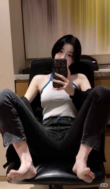 aycerann's tweet photo. 把脚心给你看
不是让你欣赏的
是让你跪下来舔的
舔到发亮、舔到发烫
舔到我忍不住夹紧你的时候再停
#美脚 #恋足 #足控 #射屏 #反差 #玉足 #足交 https://t.co/VEryekujAf