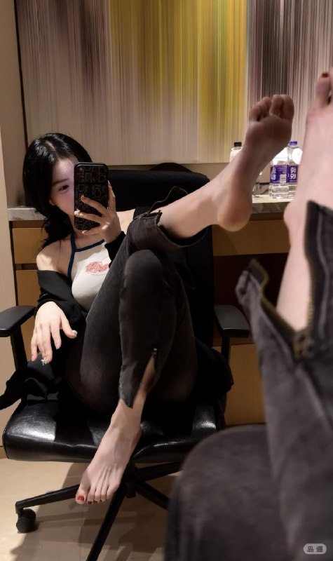 aycerann's tweet photo. 把脚心给你看
不是让你欣赏的
是让你跪下来舔的
舔到发亮、舔到发烫
舔到我忍不住夹紧你的时候再停
#美脚 #恋足 #足控 #射屏 #反差 #玉足 #足交 https://t.co/VEryekujAf